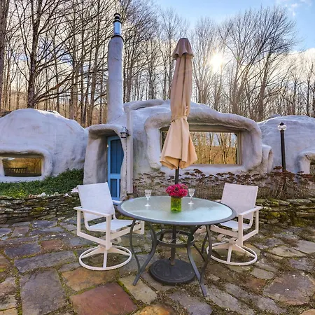 Less Than 6 Mi To Arlington Whimsical Stone Abode!